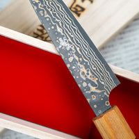 Saji Petty VG-10 Gold RWO 135 mm je mali japonski kuhinjski nož, primeren za pripravo mesa, rib in zelenjave. Vendar bi mu delali krivico, če bi ga imenovali samo kuhinjski nož, saj je resnično izjemen primerek japonske kovaške spretnosti – od njegovega videza in vse do specifičnih detajlov.