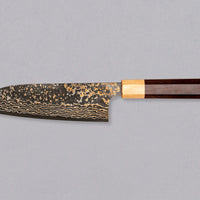 Saji Santoku VG-10 Gold RWO 165 mm je vsestranski japonski kuhinjski nož, primeren za pripravo mesa, rib in zelenjave. Vendar bi mu delali krivico, če bi ga imenovali samo kuhinjski nož, saj je resnično izjemen primerek japonske kovaške spretnosti, od njegovega videza in vse do specifičnih detajlov.