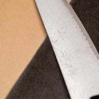 Black Damascus je naša nova linija nožev s 33-slojnim damask vzorcem, zaradi katerega je vsak kos povsem unikaten. Nož bo blestel pri vseh vrstah sekljanja in rezanja, velikost 200 mm bo poskrbela tudi za večje kose mesa. Tanek profil rezila (1,8 mm) in trdo japonsko jeklo zagotavljata gladko in dolgotrajno ostrino.