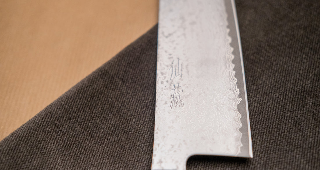 Black Damascus je naša nova linija nožev s 33-slojnim damask vzorcem, zaradi katerega je vsak kos povsem unikaten. Nož bo blestel pri vseh vrstah sekljanja in rezanja, velikost 200 mm bo poskrbela tudi za večje kose mesa. Tanek profil rezila (1,8 mm) in trdo japonsko jeklo zagotavljata gladko in dolgotrajno ostrino.