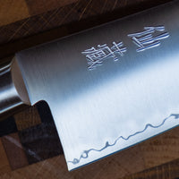 Noži AUS-10 linije so oblikovani za kuharje, ki iščejo klasični zahodni nož, izdelan iz kvalitetnega japonskega jekla. Eleganten, dobro uravnotežen japonski nož, ki bo postal en vaših najljubših. Nož Santoku bo blestel pri vseh vrstah sekljanja in rezanja na kuhinjski deski, kakšen centimeter dolžine mu bo zmanjkal samo pri velikih kosih mesa.