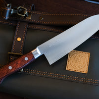 Noži AUS-10 linije so oblikovani za kuharje, ki iščejo klasični zahodni nož, izdelan iz kvalitetnega japonskega jekla. Eleganten, dobro uravnotežen japonski nož, ki bo postal en vaših najljubših. Nož Santoku bo blestel pri vseh vrstah sekljanja in rezanja na kuhinjski deski, kakšen centimeter dolžine mu bo zmanjkal samo pri velikih kosih mesa.