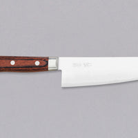 Noži AUS-10 linije so oblikovani za kuharje, ki iščejo klasični zahodni nož, izdelan iz kvalitetnega japonskega jekla. Eleganten, dobro uravnotežen japonski nož, ki bo postal en vaših najljubših. Nož Santoku bo blestel pri vseh vrstah sekljanja in rezanja na kuhinjski deski, kakšen centimeter dolžine mu bo zmanjkal samo pri velikih kosih mesa.