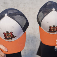 OsterRob ekskluziven merch: OsterRob x Vincent Trinidad kapa Ekskluziven OsterRob dizajn rjavega medveda sumoborca, oboroženega z našim ZDP-189 Bunka Black japonskim nožem, ki je plod sodelovanja z umetnikom Vincentom Trinidadom. Na spodnjem delu vizirja kape je logotip SharpEdge, ki krasi japonsko vzhajajoče sonce.