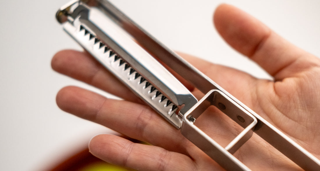 Klasični profesionalni lupilnik za julienne SSK-13 velikosti 190 mm ima zelo ostro in natančno rezilo. Zaradi ostrine bo napor pri lupljenju minimalen, natančnost pa vam bo močno zmanjšala količino odpadkov. Dobro se obnese pri zelenjavi, sadju, trdih sirih in čokoladi.  Narejen je na Japonskem (kovačija Suncraft) in je iz nerjavečega jekla.