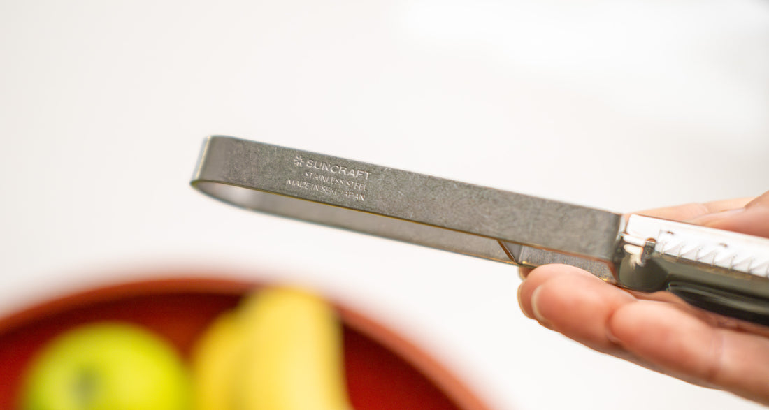 Klasični profesionalni lupilnik za julienne SSK-13 velikosti 190 mm ima zelo ostro in natančno rezilo. Zaradi ostrine bo napor pri lupljenju minimalen, natančnost pa vam bo močno zmanjšala količino odpadkov. Dobro se obnese pri zelenjavi, sadju, trdih sirih in čokoladi.  Narejen je na Japonskem (kovačija Suncraft) in je iz nerjavečega jekla.