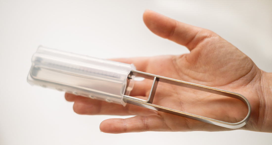 Klasični profesionalni lupilnik za julienne SSK-13 velikosti 190 mm ima zelo ostro in natančno rezilo. Zaradi ostrine bo napor pri lupljenju minimalen, natančnost pa vam bo močno zmanjšala količino odpadkov. Dobro se obnese pri zelenjavi, sadju, trdih sirih in čokoladi.  Narejen je na Japonskem (kovačija Suncraft) in je iz nerjavečega jekla.