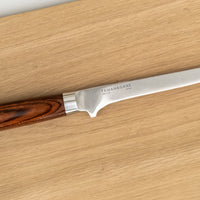 Nož za boning se, kot pove že ime, uporablja za ločevanje mesa od kosti, izkoščičevanje perutnine in filiranje rib. Klasičen profil noža s tankim in izjemno prožnim rezilom omogoča enostavno sledenje ob kosti in je primeren za vse, ki iščejo nekoliko lažji, a izjemno natančen in povsem uravnotežen nož z zelo tankim rezilom.