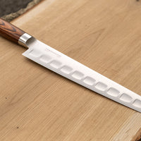 Nož Sujihiki (ali Slicer) je namenjen predvsem dolgim potegom za precizen razrez mesa in rib. Dolgo in ozko rezilo je še posebej oblikovano za rezanje mesa ali rib brez kosti ter za filetiranje in odstranjevanje kože, saj omogoča natančen rez z eno samo potezo. 