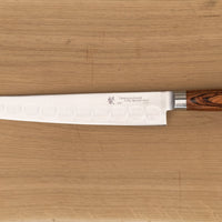 Nož Sujihiki (ali Slicer) je namenjen predvsem dolgim potegom za precizen razrez mesa in rib. Dolgo in ozko rezilo je še posebej oblikovano za rezanje mesa ali rib brez kosti ter za filetiranje in odstranjevanje kože, saj omogoča natančen rez z eno samo potezo. 