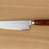 Tamahagane Gyuto je vsestranski nož za pestro paleto načinov rezanja v kuhinji. Z njim je enostavno sekljati zelenjavo in rezati večje kose mesa, tanka konica pa je primerna za natančno pripravo hrane. Gyuto je zvesti pomočnik v kuhinji, ki vam olajša dolgotrajnejšo pripravo jedi.