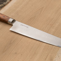 Tamahagane Gyuto je vsestranski nož za pestro paleto načinov rezanja v kuhinji. Z njim je enostavno sekljati zelenjavo in rezati večje kose mesa, tanka konica pa je primerna za natančno pripravo hrane. Gyuto je zvesti pomočnik v kuhinji, ki vam olajša dolgotrajnejšo pripravo jedi.