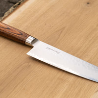 Oblika rezila Kengata je v bistvu japonska različica chefovskega noža (angl. chef's knife), a z drznejšim videzom. Rezilo se namreč zaključi s konico tanto, ki je značilna za japonske meče in bodala, zaključi pa se na drugi strani rezila, kot je običajno. Gotovo vam je znana zaradi podobnosti z zaključkom rezil Bunka.