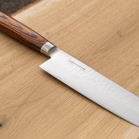 Tamahagane "TSUBAME" Nakiri 180 mm_1 rezilo iz VG-5 nerjavečega jekla, ki ima vzdržljivo in velikim dlanem primerno obliko zahodnega ročaja iz pakka lesa. Izvrsten nož Tamahagane kovačije.