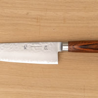 Tamahagane "TSUBAME" Santoku 175 mm je izdelan iz VG-5 nerjavečega jekla in ima ročaj iz pakka lesa v zahodnem stilu. Zanesljiv in nezahteven nož, odličen za profesionalne kuhinje.
