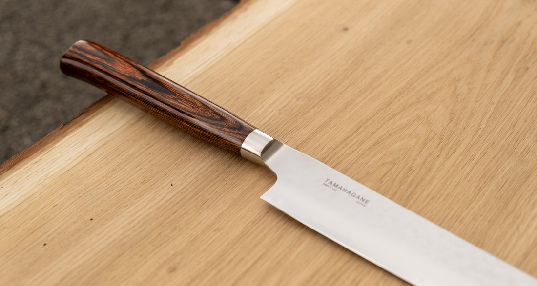 Tamahagane "TSUBAME" Sashimi-Slicer 210mm je izdelan iz VG-5 nerjavečega jekla in ima zelo vzdržljiv in vodoodporen ročaj iz pakka lesa. Izjemno nezahteven in zanesljiv nož, primeren za profesionalne kuharje.