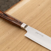 Tamahagane "TSUBAME" Sashimi-Slicer 210mm je izdelan iz VG-5 nerjavečega jekla in ima zelo vzdržljiv in vodoodporen ročaj iz pakka lesa. Izjemno nezahteven in zanesljiv nož, primeren za profesionalne kuharje.