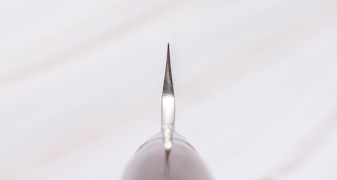 Tamahagane "TSUBAME" Sashimi-Slicer 210mmTamahagane "TSUBAME" Sashimi-Slicer 210mm je izdelan iz VG-5 nerjavečega jekla in ima zelo vzdržljiv in vodoodporen ročaj iz pakka lesa. Izjemno nezahteven in zanesljiv nož, primeren za profesionalne kuharje.