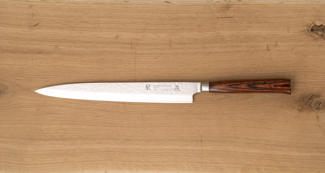 Tamahagane "TSUBAME" Sashimi-Slicer 210mm je izdelan iz VG-5 nerjavečega jekla in ima zelo vzdržljiv in vodoodporen ročaj iz pakka lesa. Izjemno nezahteven in zanesljiv nož, primeren za profesionalne kuharje.