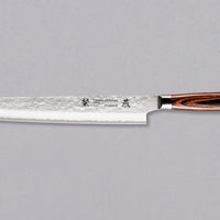 Tamahagane "TSUBAME" Sashimi-Slicer 240mm je izdelan iz VG-5 nerjavečega jekla in ima zelo vzdržljiv in vodoodporen ročaj iz pakka lesa. Izjemno nezahteven in zanesljiv nož, primeren za profesionalne kuharje.