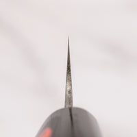 Tanaka Petty Aogami #2 Damascus 150mm je odlična izbira za vse kuharje, ki želijo ročno kovan japonski nož iz tradicionalnega jekla s pravo japonsko fino ostrino. Nož z minimalističnim zaključnim videzom na rezilu in klasičnim wa ročajem iz lesa magnolije pooseblja japonsko estetiko. Pride v paulownia leseni škatlici.