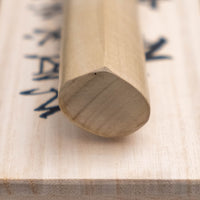 Tanaka Petty Aogami #2 Damascus 150mm je odlična izbira za vse kuharje, ki želijo ročno kovan japonski nož iz tradicionalnega jekla s pravo japonsko fino ostrino. Nož z minimalističnim zaključnim videzom na rezilu in klasičnim wa ročajem iz lesa magnolije pooseblja japonsko estetiko. Pride v paulownia leseni škatlici.