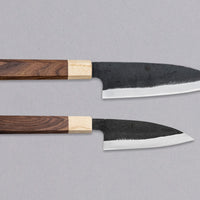 Spoznajte set ročno kovanih nožev iz visokoogljičnega jekla, ki je kos skoraj vsem rezalim opravilom v kuhinji - razen zares velikim kosom mesa. Set sestavljata Yoshida Ajikiri 100 mm in Santoku Funayuki 155mm. Izdelani sta iz SUJ-2 jekla in opremljeni z oktagonalnim japonskim ročajem iz palisandra in japonske cedre.