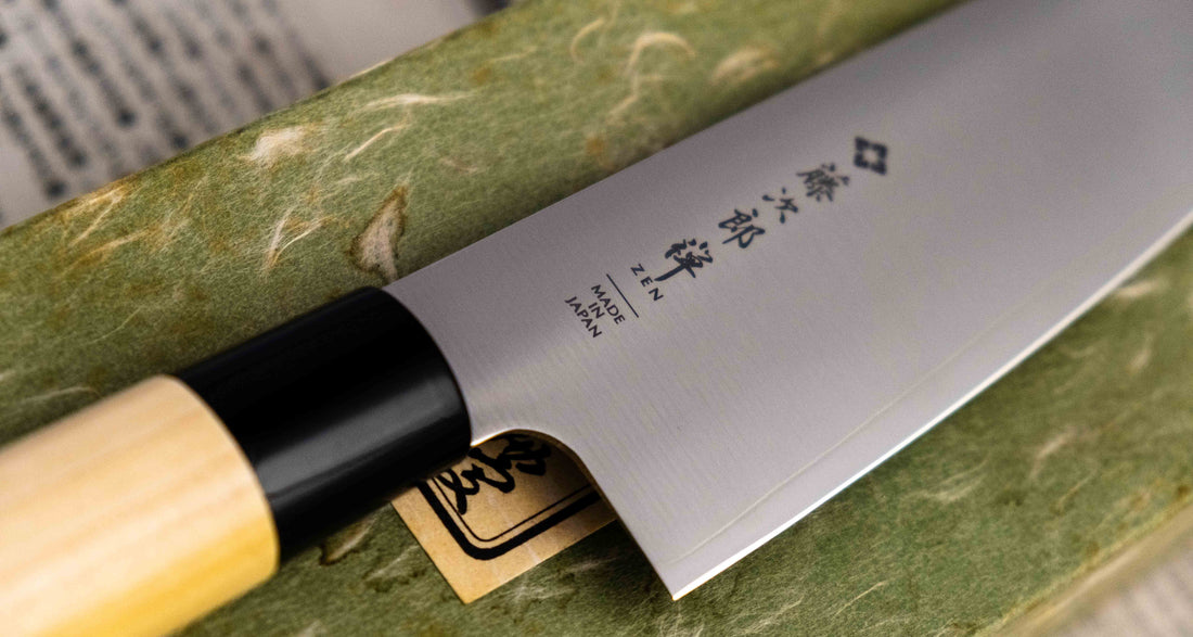Tojiro Santoku Zen 165 mm je nož priznanega proizvajalca Tojiro, ki ga zaznamuje japonski ročaj iz magnolije, minimalistično oblikovano rezilo in trda zlitina jekla. Rezultat je lahek, oster, vsestranski kuhinjski nož za domače in poklicne kuharje z rezilom, ki je zelo odporno na rjo in se enostavno ponovno nabrusi.