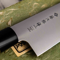 Tojiro Santoku Zen 165 mm je nož priznanega proizvajalca Tojiro, ki ga zaznamuje japonski ročaj iz magnolije, minimalistično oblikovano rezilo in trda zlitina jekla. Rezultat je lahek, oster, vsestranski kuhinjski nož za domače in poklicne kuharje z rezilom, ki je zelo odporno na rjo in se enostavno ponovno nabrusi.