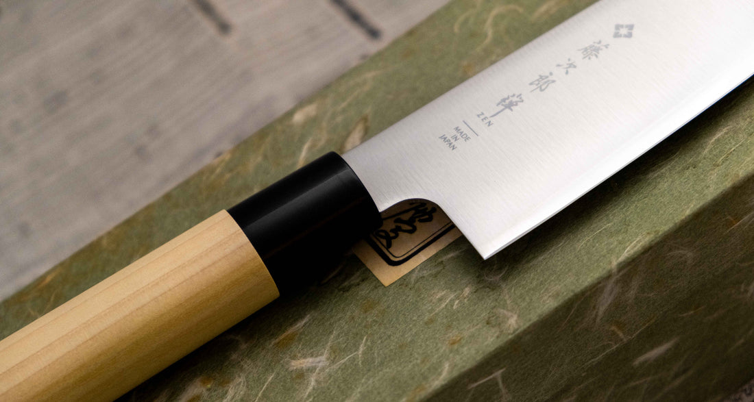 Tojiro Santoku Zen 165 mm je nož priznanega proizvajalca Tojiro, ki ga zaznamuje japonski ročaj iz magnolije, minimalistično oblikovano rezilo in trda zlitina jekla. Rezultat je lahek, oster, vsestranski kuhinjski nož za domače in poklicne kuharje z rezilom, ki je zelo odporno na rjo in se enostavno ponovno nabrusi.