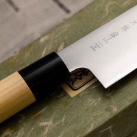 Tojiro Santoku Zen 165 mm je nož priznanega proizvajalca Tojiro, ki ga zaznamuje japonski ročaj iz magnolije, minimalistično oblikovano rezilo in trda zlitina jekla. Rezultat je lahek, oster, vsestranski kuhinjski nož za domače in poklicne kuharje z rezilom, ki je zelo odporno na rjo in se enostavno ponovno nabrusi.