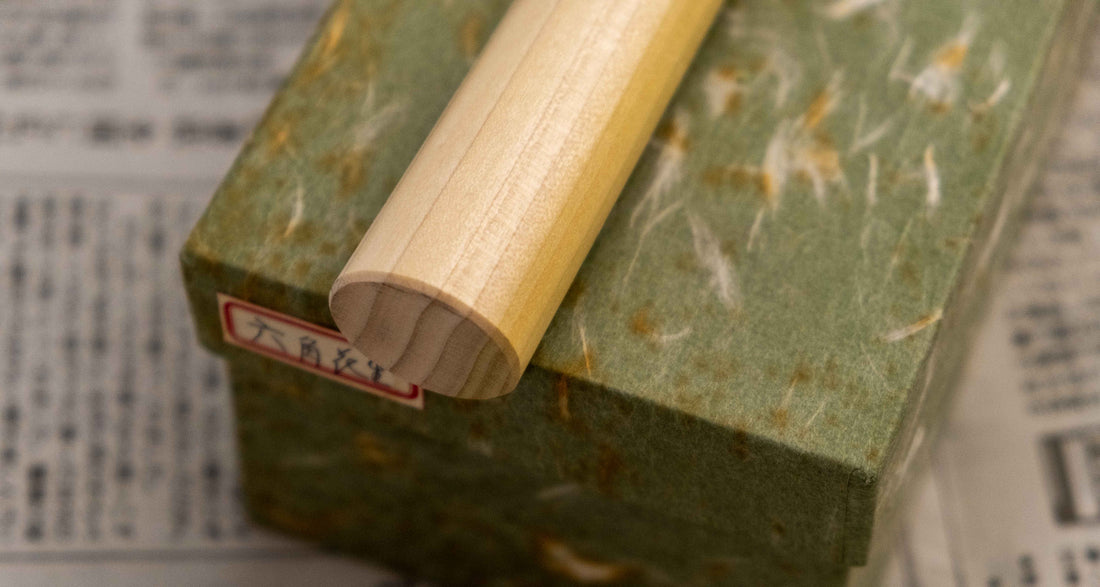 Tojiro Santoku Zen 165 mm je nož priznanega proizvajalca Tojiro, ki ga zaznamuje japonski ročaj iz magnolije, minimalistično oblikovano rezilo in trda zlitina jekla. Rezultat je lahek, oster, vsestranski kuhinjski nož za domače in poklicne kuharje z rezilom, ki je zelo odporno na rjo in se enostavno ponovno nabrusi.