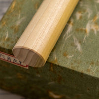 Tojiro Santoku Zen 165 mm je nož priznanega proizvajalca Tojiro, ki ga zaznamuje japonski ročaj iz magnolije, minimalistično oblikovano rezilo in trda zlitina jekla. Rezultat je lahek, oster, vsestranski kuhinjski nož za domače in poklicne kuharje z rezilom, ki je zelo odporno na rjo in se enostavno ponovno nabrusi.