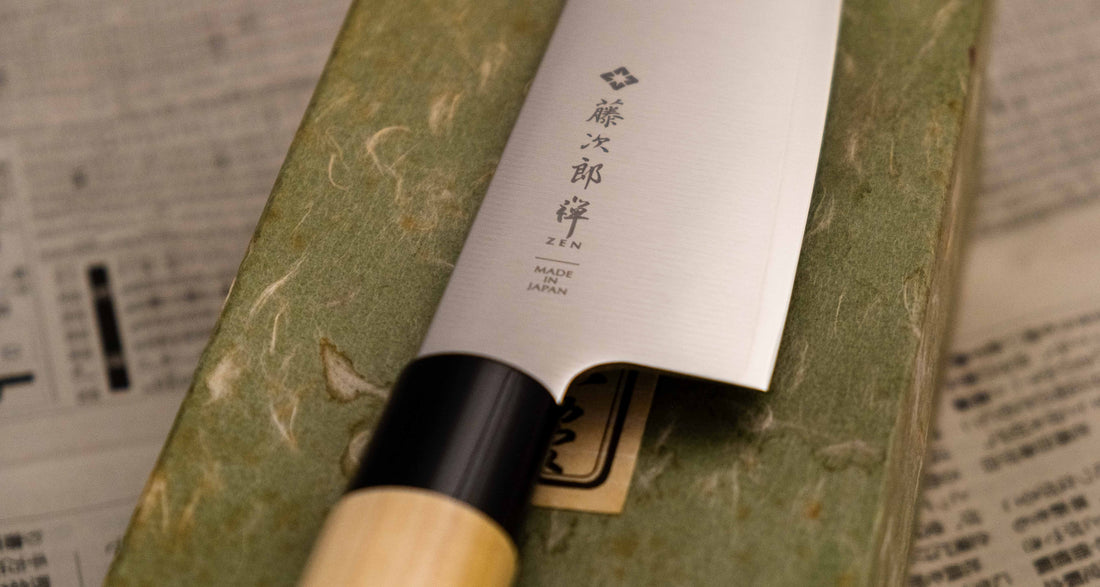 Tojiro Santoku Zen 165 mm je nož priznanega proizvajalca Tojiro, ki ga zaznamuje japonski ročaj iz magnolije, minimalistično oblikovano rezilo in trda zlitina jekla. Rezultat je lahek, oster, vsestranski kuhinjski nož za domače in poklicne kuharje z rezilom, ki je zelo odporno na rjo in se enostavno ponovno nabrusi.