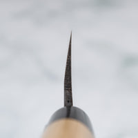 Nož Yanagiba 240 mm priznanega proizvajalca Tojiro, ki ga zaznamuje japonski magnolijin ročaj z obročkom roga vodnega bivola, minimalistično oblikovano rezilo in vrhunsko Shirogami #1 jeklo. Rezultat je lahek, oster, vsestranski kuhinjski nož za domače in poklicne kuharje z rezilom, ki dolgo drži ostrino in se enostavno ponovno nabrusi. Na sliki: choil Yanagibe.