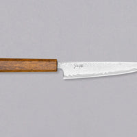 Tsunehisa Petty AUS-10 Nami 150 mm je mali večnamenski japonski kuhinjski nož, primeren za manjša rezalna opravila v dlani in na rezalni deski. AUS-10 je nerjaveče jeklo s fino ostrino, ki jo bo zaradi trdote okoli 62 HRC obdržalo dolgo časa. Rezilo krasi migaki vrtinčast damaščanski vzorec in hrastov japonski ročaj.