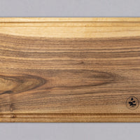 Ročno izdelana deska za rezanje je narejena iz orehovega lesa. Z delovno površino 40 x 24 cm je ta velika rezalna deska ravno prave velikosti, da se prilega vsakemu pultu, najsi je to v domači ali profesionalni kuhinji. Zaradi svoje elegantne površine se lahko uporablja tudi kot servirna deska za postrežbo narezka.