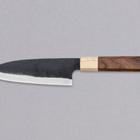 Funayuki rezilo je hibrid med tradicionalnimi japonskimi noži gyuto, santoku in deba, zato je vsestransko in odlično za različna kuhinjska opravila. Sredica noža je izdelana iz SUJ-2 jekla, rezilo pa je opremljeno s tradicionalnim japonskim ročajem iz palisandra, ki na vrhu prehaja v zaključni obroček iz lesa cedre.