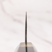 Yoshida Bunka SUJ-2 Kuro-uchi 190 mm ročno izdelan kuhinjski nož iz serije Yoshida Hamono, s trpežnim SUJ-2 jeklom, rustikalnim kuro-uchi zaključkom, ročajem iz ebenovine ter unikatno gravuro koi krapa, idealen za raznolika kuhinjska opravila in kot darilo.