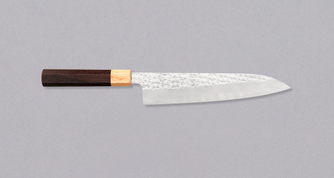 Kurosaki Gyuto iz linije Senko je še eno unikatno rezilo iz rok nadarjenega mladega kovaškega mojstra Yu Kurosakija. Edinstveni odtisi kladiva na zgornjem delu rezila spominjajo na bleščeč diamantni vzorec.