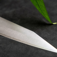 Kurosaki sujihiki iz linije Gekko je še en unikaten izdelek iz rok nadarjenega mojstra Yu Kurosakija. Izstopa zaradi značilne zamaknjene oblike rezila in zaključnega videza visokega sijaja, temen ročaj iz hrastovega lesa pa izjemno lepo dopolnjuje minimalistično zasnovo noža. Izdelan iz revolucionarnega VG-XEOS jekla.