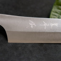 Kurosaki sujihiki iz linije Gekko je še en unikaten izdelek iz rok nadarjenega mojstra Yu Kurosakija. Izstopa zaradi značilne zamaknjene oblike rezila in zaključnega videza visokega sijaja, temen ročaj iz hrastovega lesa pa izjemno lepo dopolnjuje minimalistično zasnovo noža. Izdelan iz revolucionarnega VG-XEOS jekla.
