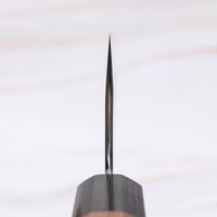 ZDP-189 Kiritsuke 240 mm - Choil noža. Kiritsuke je večnamenski japonski kuhinjski nož za različna opravila, predvsem pa se bo odlično izkazal za pripravo mesa in sekljanje večjih količin zelenjave. Kiritsuke je po funkcionalnosti precej podoben gyuto rezilom, razlikuje se po izraziti sprednji konici, ki je ravno prirezana, čemur pravimo tudi "k-tip".
