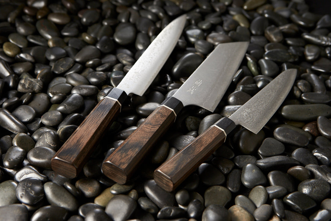 Black Damascus linija je naša linija nožev s 33-slojnim damask vzorcem, zaradi katerega je vsak kos unikaten. Senzo Black Damascus se kuje v kovačiji Suncraft. Ta set je sestavljen iz japonskih kuhinjskih nožev Black Damascus Slicer 210 mm, Black Damascus Bunka 200mm in Black Damascus Utility 120 mm, iz VG-10 jekla.