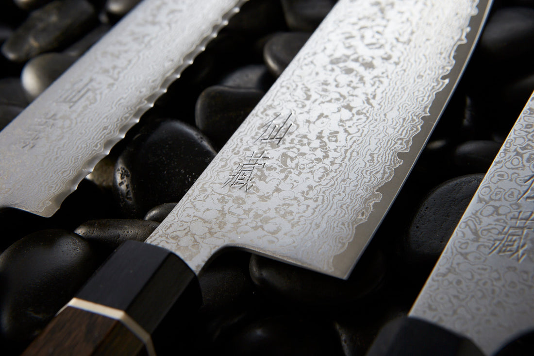 Black Damascus linija je naša linija nožev s 33-slojnim damask vzorcem, zaradi katerega je vsak kos unikaten. Senzo Black Damascus se kuje v kovačiji Suncraft. Ta set je sestavljen iz japonskih kuhinjskih nožev Bunka Black Damascus 200 mm in Black Damascus Utility 120 mm, izdelana iz odličnega nerjavečega VG-10 jekla.