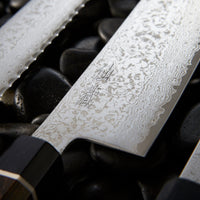 Black Damascus linija je naša linija nožev s 33-slojnim damask vzorcem, zaradi katerega je vsak kos unikaten. Senzo Black Damascus se kuje v kovačiji Suncraft. Ta set je sestavljen iz japonskih kuhinjskih nožev Bunka Black Damascus 200 mm in Black Damascus Utility 120 mm, izdelana iz odličnega nerjavečega VG-10 jekla.