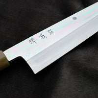 Kawamura Mizu-Honyaki Gyuto je ročno kovan nož, izdelan z neverjetno natančnostjo, ki je plod stoletja izkušenj in učenja. Gre za preplet odličnega delovnega orodja in umetniškega dela. Honyaki se lahko prevede kot “resnično kovan” in ta način kovanja je najčistejši odraz tradicionalne japonske umetnosti izdelave mečev.