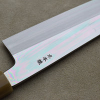 Kawamura Mizu-Honyaki Gyuto je ročno kovan nož, izdelan z neverjetno natančnostjo, ki je plod stoletja izkušenj in učenja. Gre za preplet odličnega delovnega orodja in umetniškega dela. Honyaki se lahko prevede kot “resnično kovan” in ta način kovanja je najčistejši odraz tradicionalne japonske umetnosti izdelave mečev.