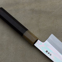 Kawamura Mizu-Honyaki Gyuto je ročno kovan nož, izdelan z neverjetno natančnostjo, ki je plod stoletja izkušenj in učenja. Gre za preplet odličnega delovnega orodja in umetniškega dela. Honyaki se lahko prevede kot “resnično kovan” in ta način kovanja je najčistejši odraz tradicionalne japonske umetnosti izdelave mečev.