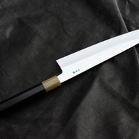 Kawamura Mizu-Honyaki Gyuto je ročno kovan nož, izdelan z neverjetno natančnostjo, ki je plod stoletja izkušenj in učenja. Gre za preplet odličnega delovnega orodja in umetniškega dela. Honyaki se lahko prevede kot “resnično kovan” in ta način kovanja je najčistejši odraz tradicionalne japonske umetnosti izdelave mečev.